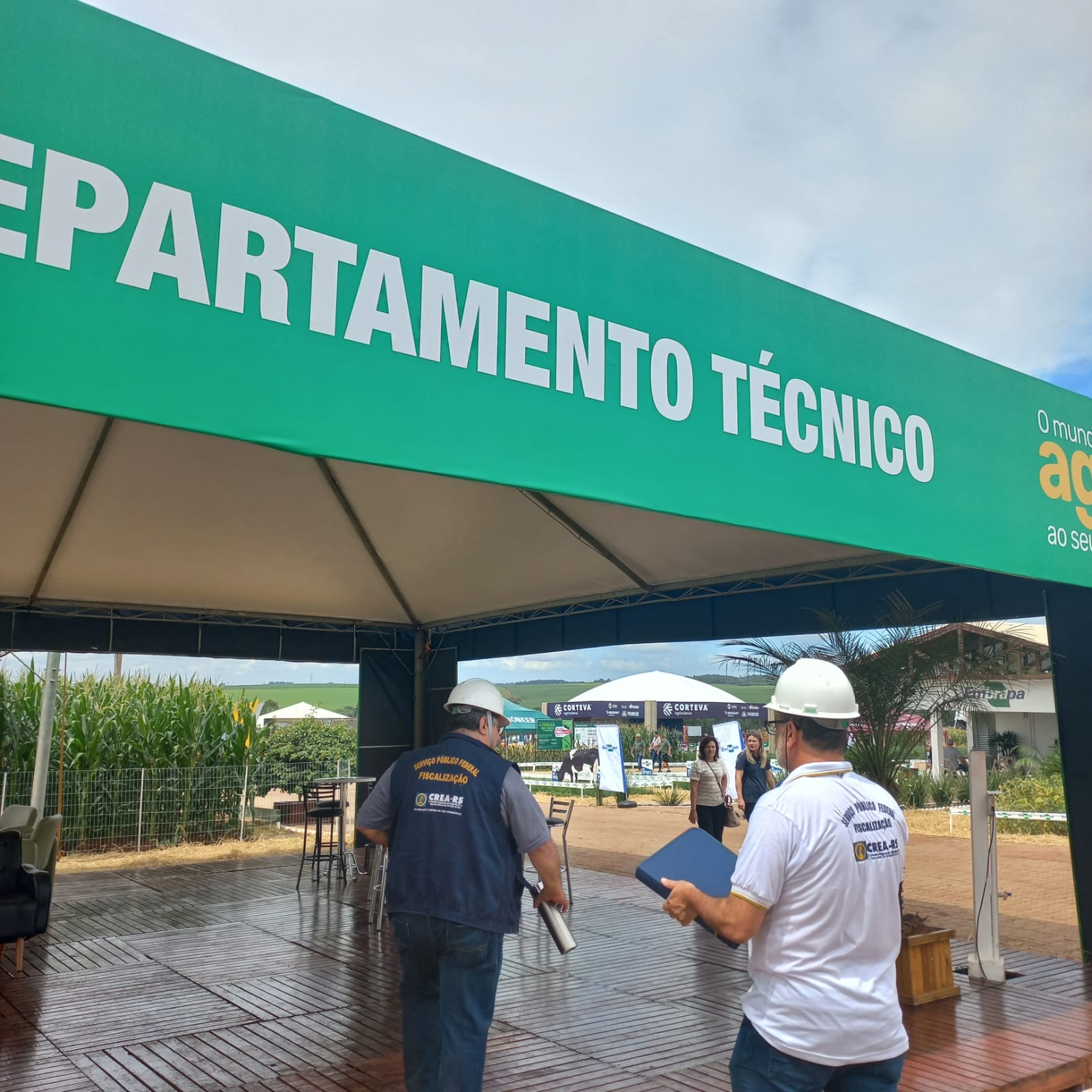 Fiscalização verificou a responsabilidade técnica da montagem da feira